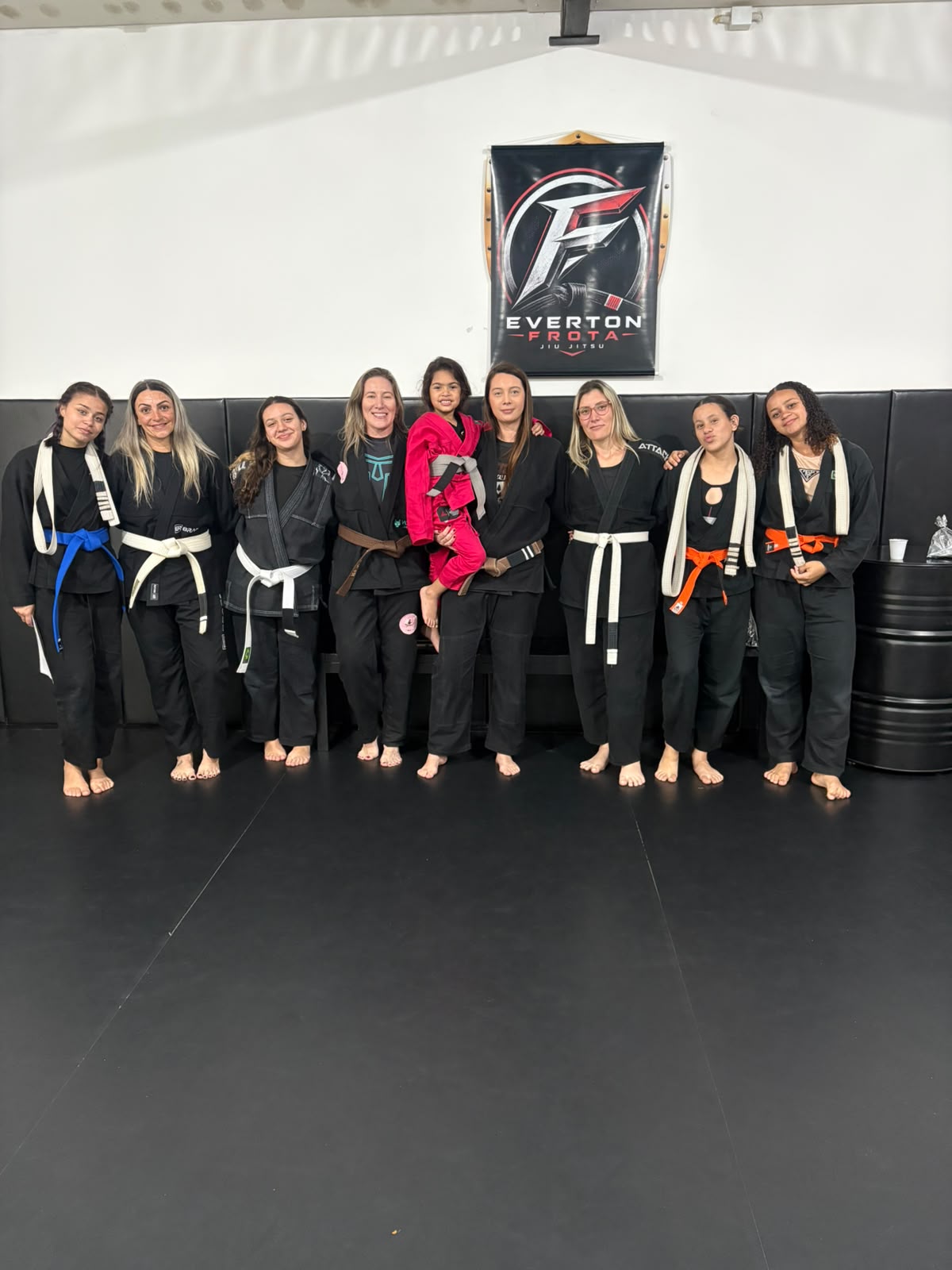 Mulheres da equipe Everton Frota reunidas no tatame da academia