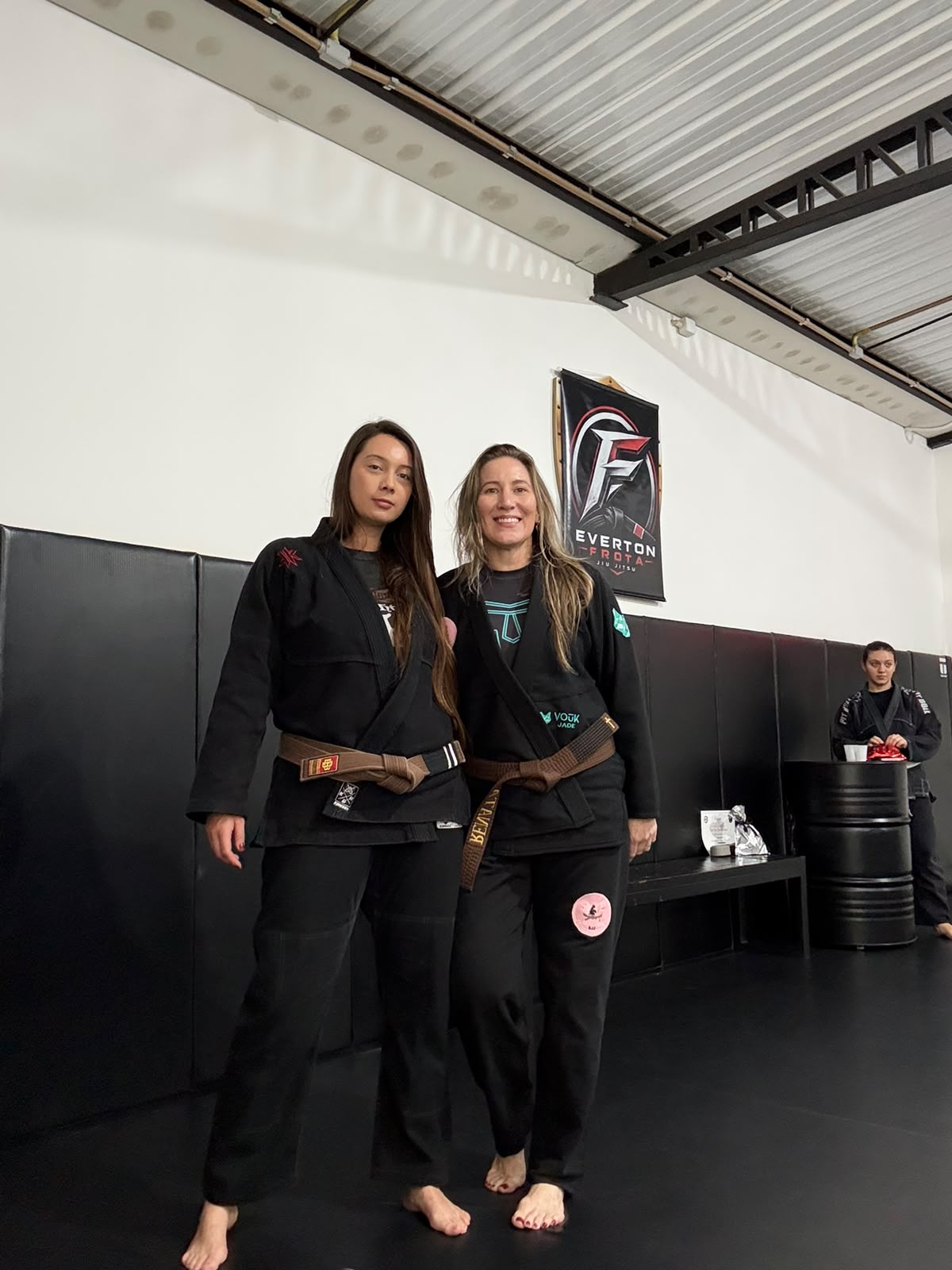 Renata e Natália juntas no tatame da Everton Frota Jiu-Jitsu