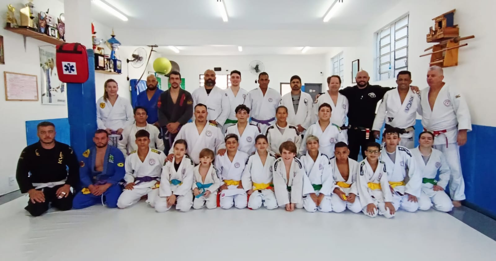 Equipe reunida na academia de jiu-jítsu
