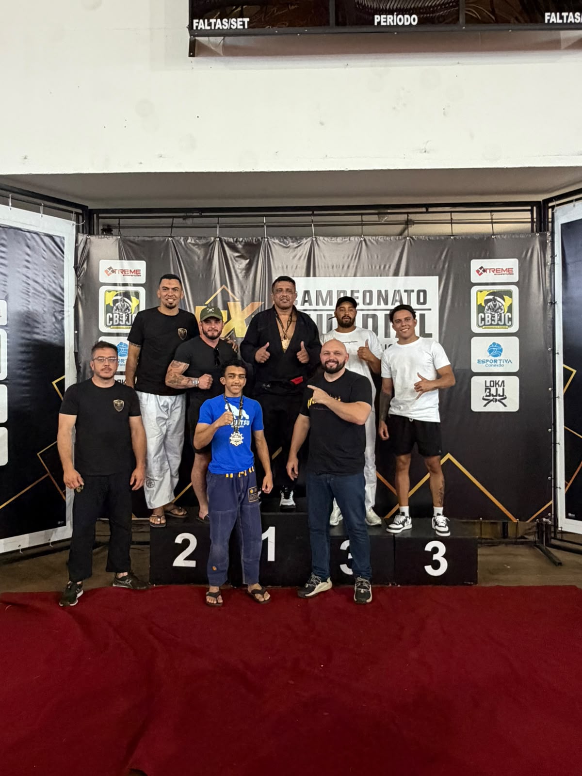Equipe da academia no pódio de campeonato de jiu-jítsu
